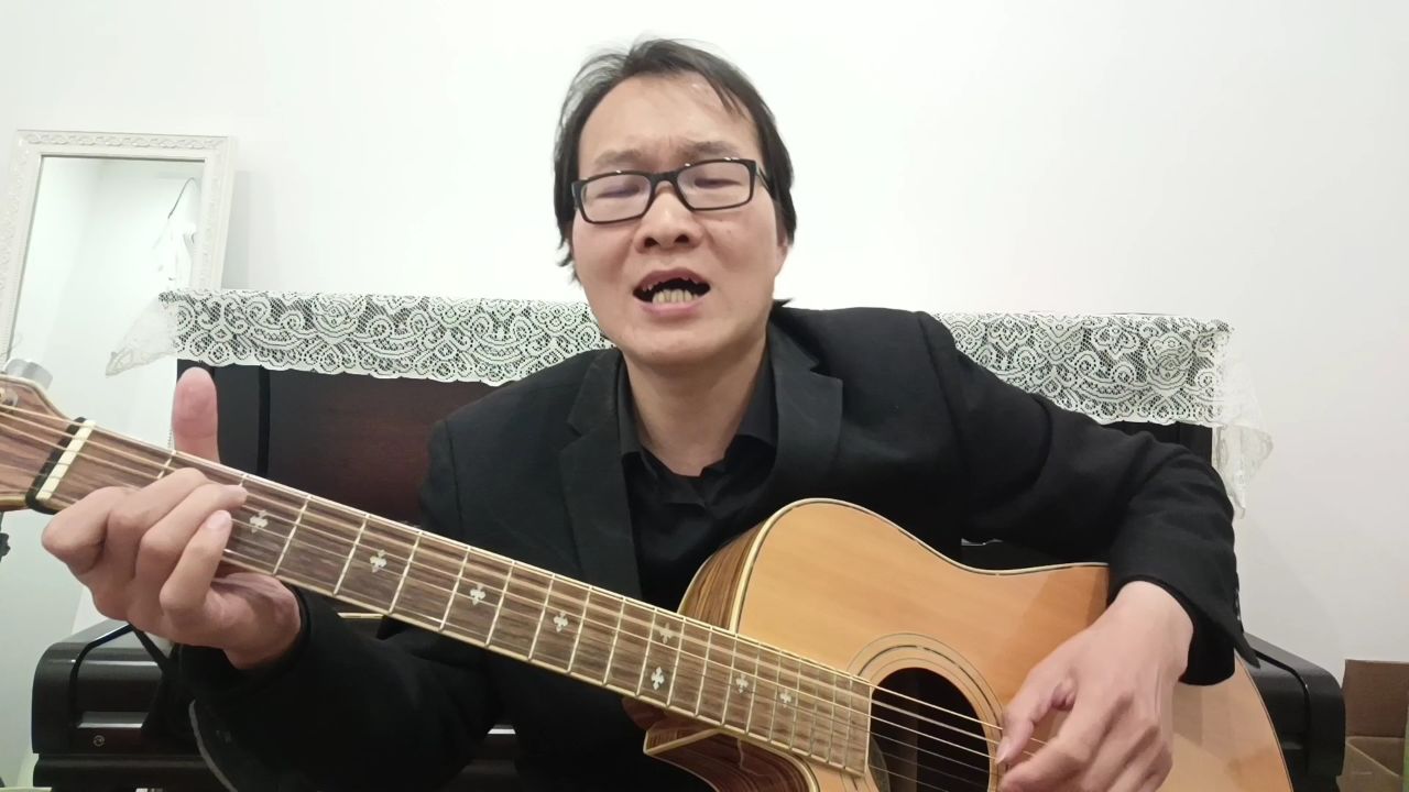 钟立风的《爱情万岁》娓娓道来歌颂了爱情的感伤和回味及它的永恒