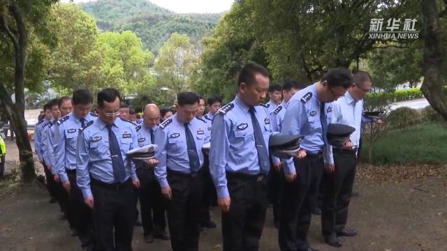 浙江绍兴:清明祭战友 警魂永传承