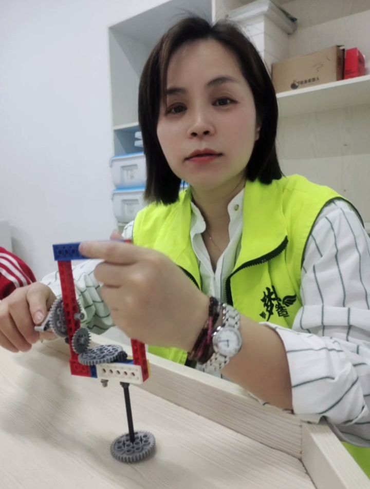 大家好!我是梦想智造机器人的雯雯老师