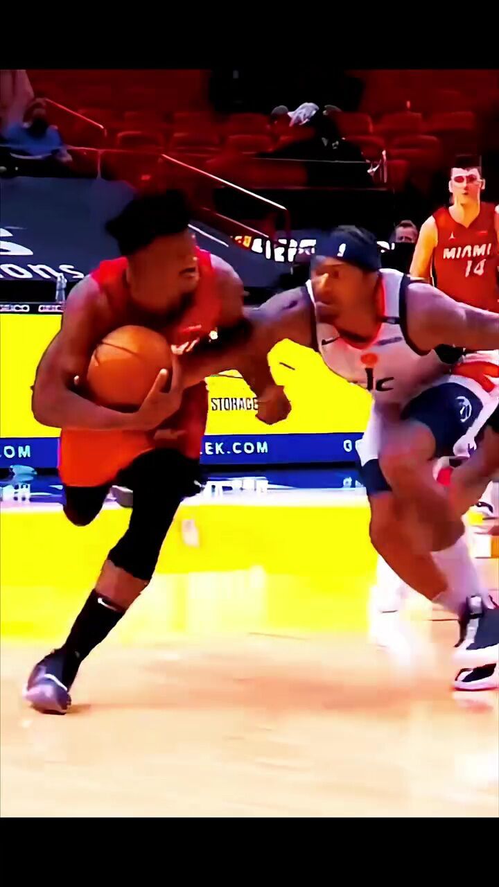 抢球就抢球怎么还看对眼了#巴特勒#比尔#铁铁的nba特辑