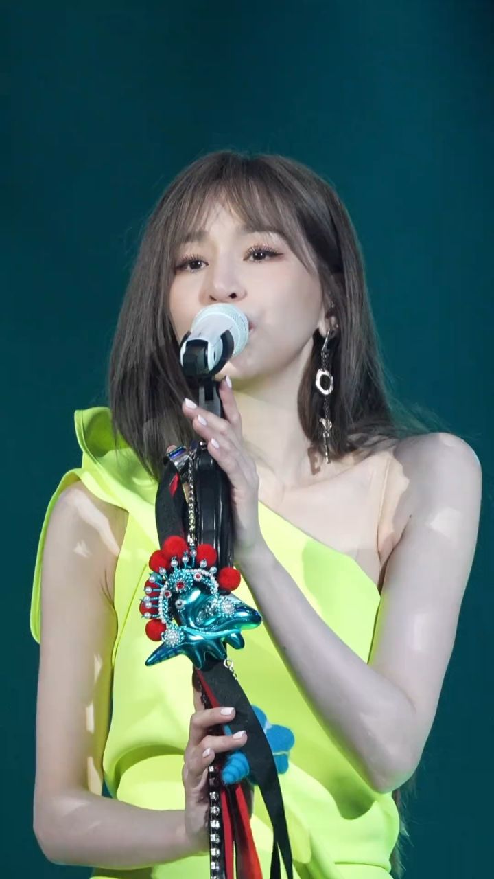 王心凌的新歌上线,phone人院