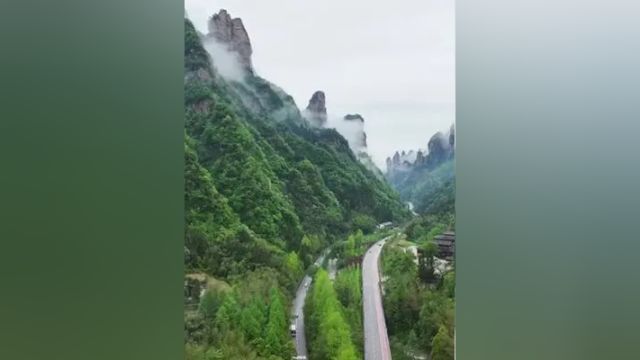 雨后的张家界市武陵源区百丈峡,绿意葱茏的山峦间云雾缭绕