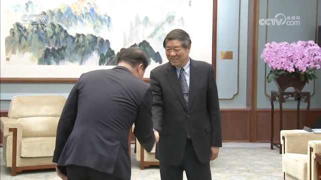 何立峰会见大韩商工会议所会长、韩国SK集团会长