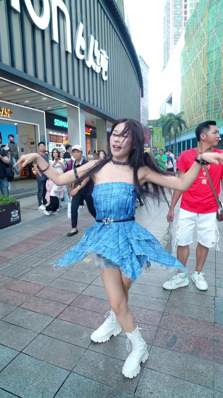 像风一样up: 深圳东门步行街小姐姐街头尬舞#路人视角 #炸街女孩