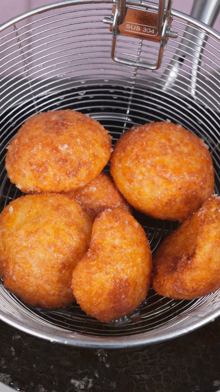 黄桃还能这样吃,放入油锅炸一炸,香甜可口!