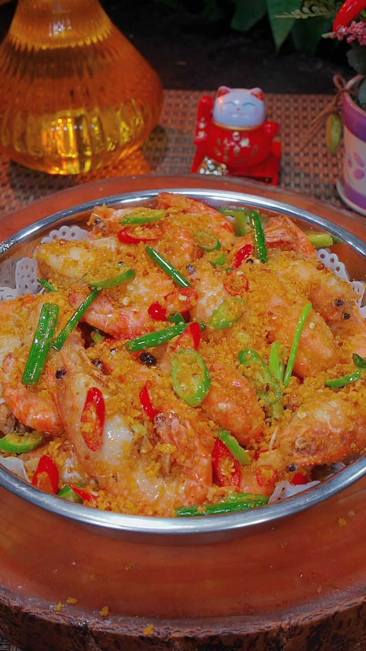 大家注意看 这是最近网上很火的罗氏虾新做法,楼下