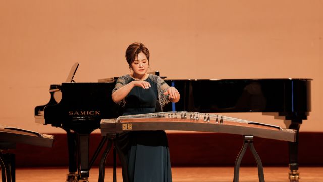 中韩交流音乐会罗晶老师使用桐韵系列古筝演奏《月儿高》