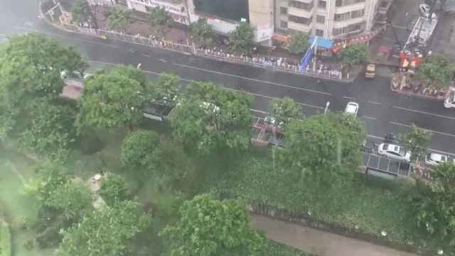 轰隆隆+哗啦啦!此刻,昆明瓢泼大雨,电闪雷鸣