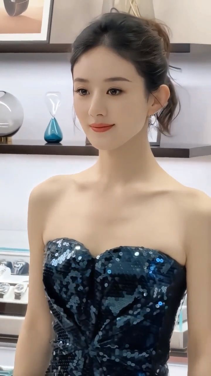 赵丽颖,1987年10月16日出生于河北省廊坊市,中国内地影视女演员.