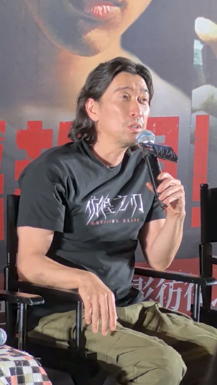 王千源长发形象亮相电影《仿徨之刃》首映礼现场