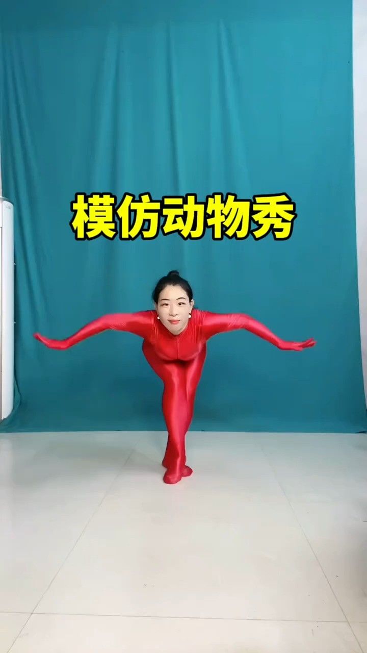 大姐这模仿的动物飞翔真是太像了