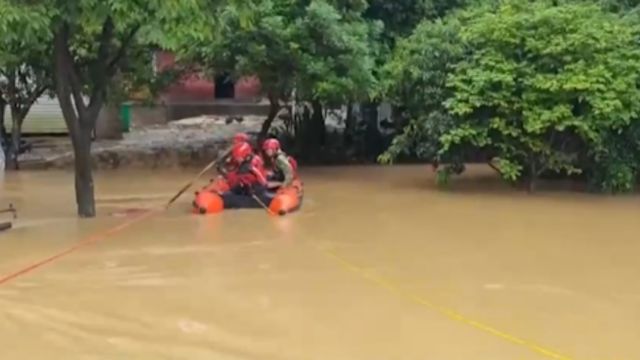 广西防城港发生内涝险情,7名群众被困危房,消防紧急转移