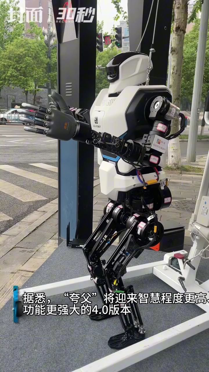 机器人交通劝导员在四川绵阳上岗 用方言问路都"在行"