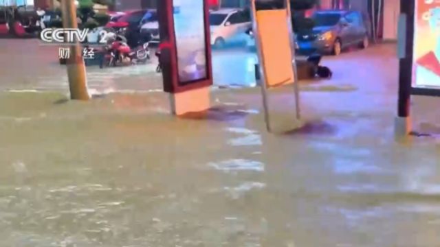 强对流天气影响,广西巴马强降雨引发内涝,1小时最高降雨量超100毫米