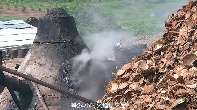 揭秘木炭加工厂,将废弃的椰子壳放入窑洞,制成干净又环保的木炭