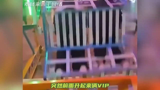 摩天轮的VIP版本,乘坐者看起来很安静,其实死了有一会儿了