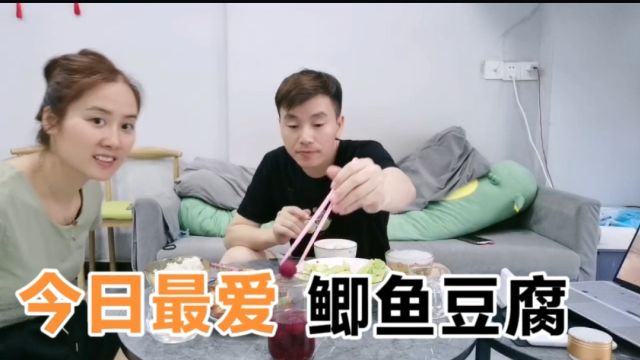 一条鲫鱼豆腐汤,一碟拍黄瓜,这就是小两口周末的火食