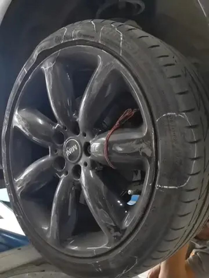宝马迷你原装225/40r18防爆胎#轮胎鼓包#换轮胎 #迷你 #爆胎 #轮胎鼓