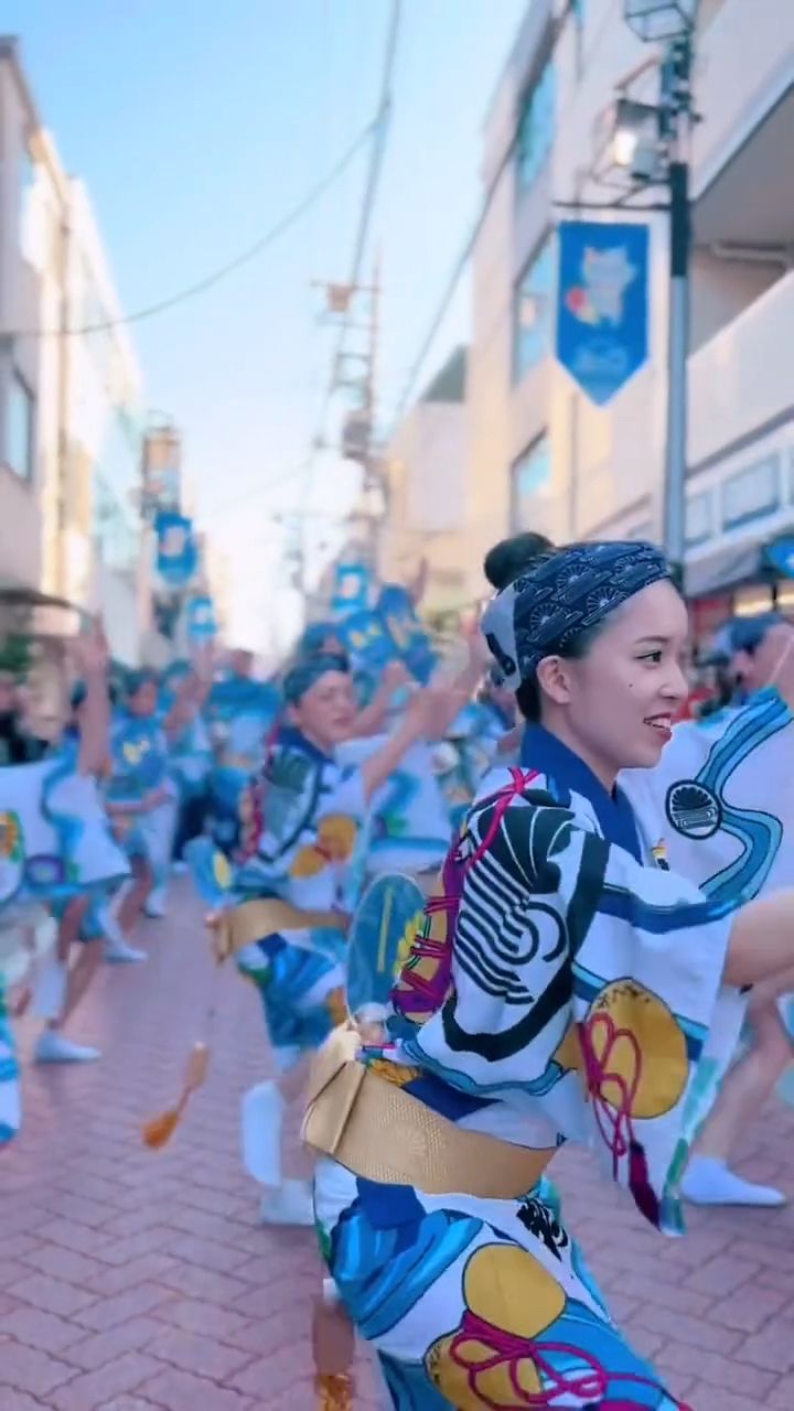 日本街头传统扇子舞表演