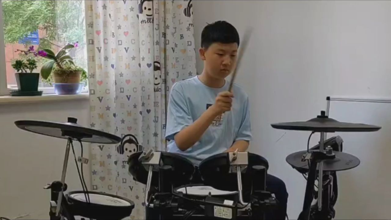 架子鼓演奏(齐俊泽)