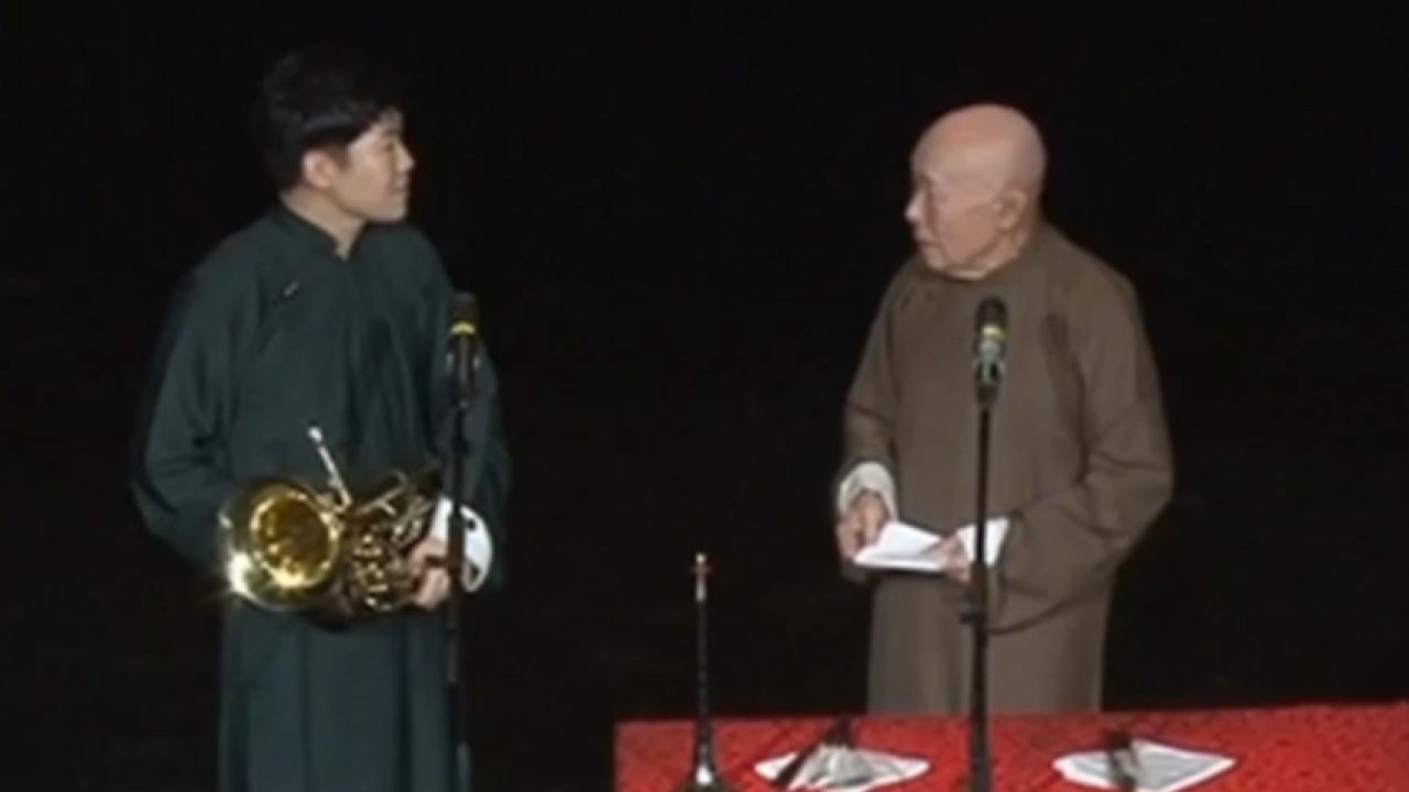 李增瑞唱歌水平不行,李涵也没了办法,只能让李增瑞吹笛