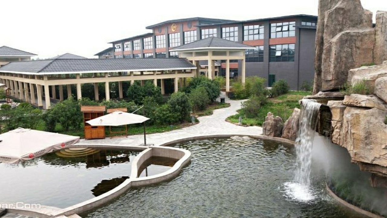 大秦温泉,深达3000米的纯净温泉,水质黄润无异味,矿物微量元素丰富