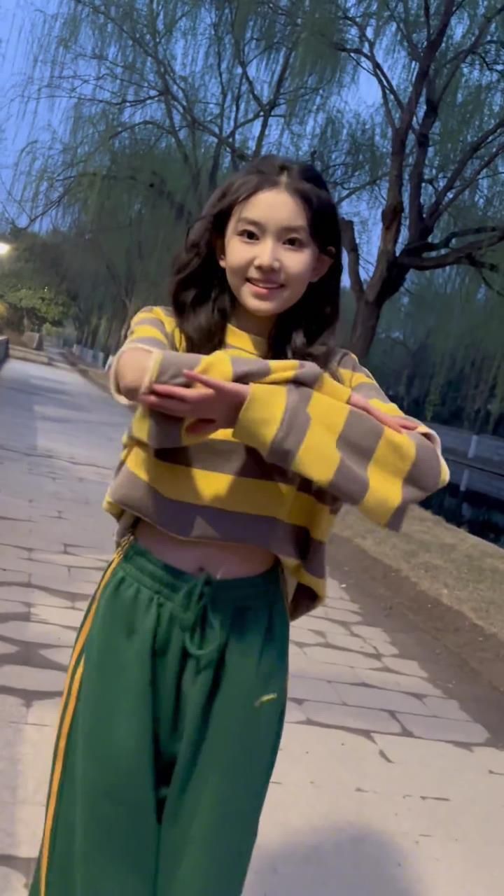 这个是练手臂的吧宋小睿#美女 #噔噔噔摆手舞#舞蹈#噔噔噔噔舞蹈挑战
