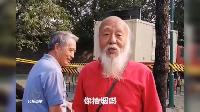 那些街头采访神回复,大爷教养生知识,抽烟喝酒吃肥肉