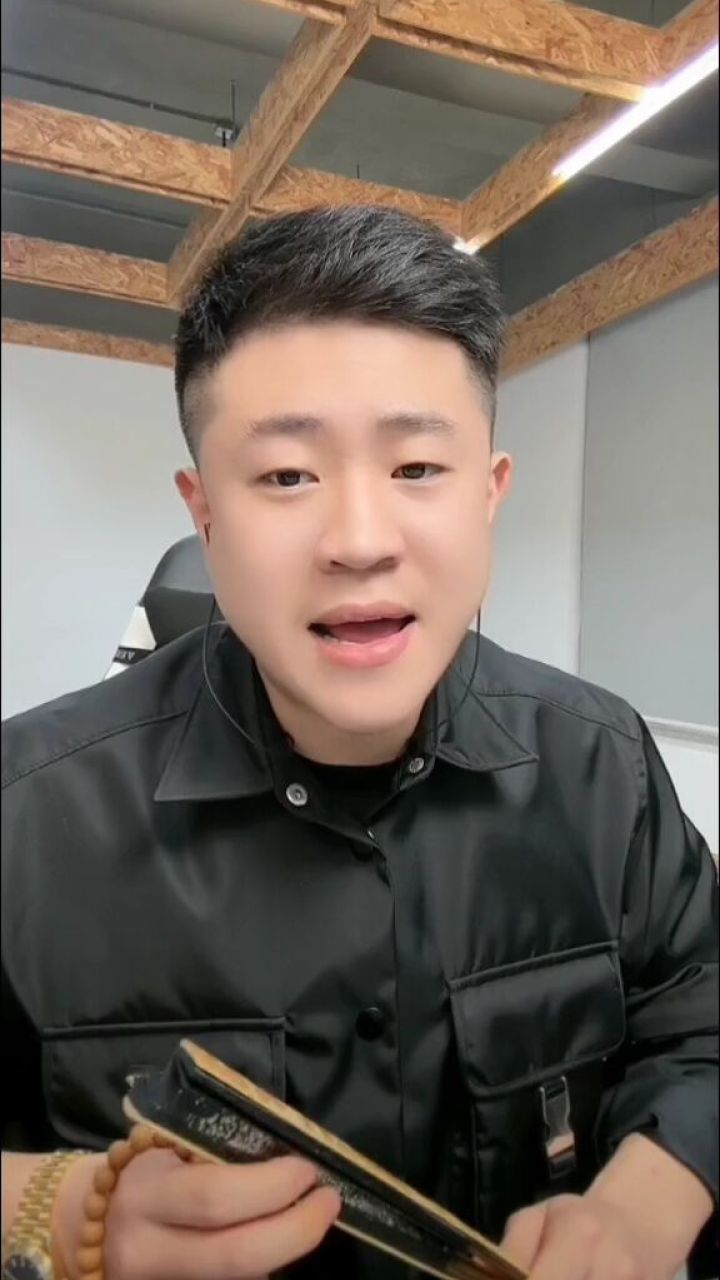 王亮#自从正月门事件以后!三个月来嗓子一直都是哑的!唱的歌凄凄惨惨!