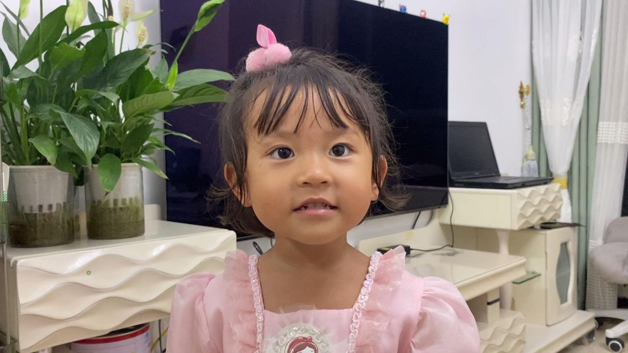 农村3岁小女孩定居城里,看看是有几辆车?说出来你可能不相信