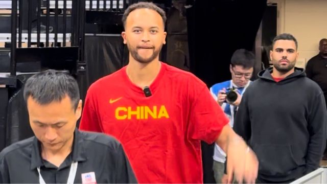 有心了！李凯尔现场观战中国男篮vs马刺夏联，身穿中国队主题T恤