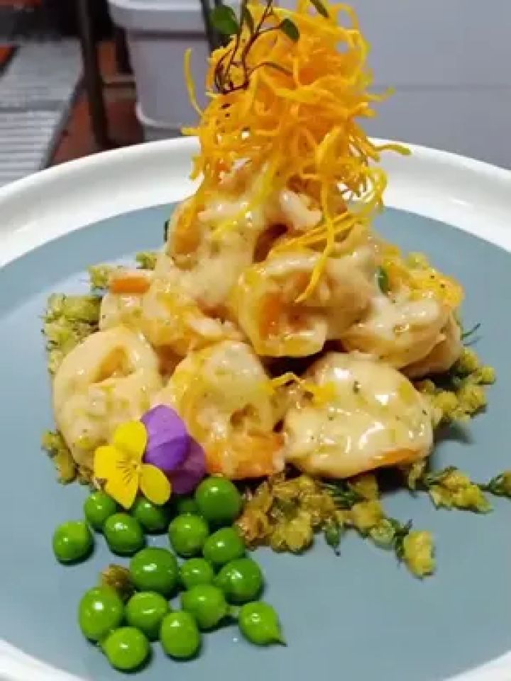 芥味沙拉虾球,这款芥味沙拉酱,是孩子女士比较喜欢的酱汁,口味香甜,芝
