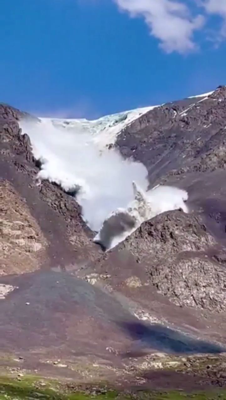 拍摄雪崩实景,自己被大雪覆盖