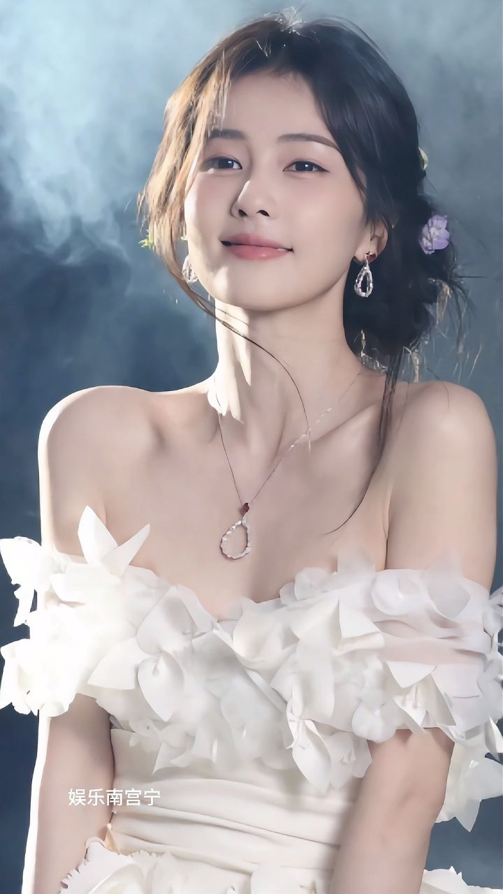 白鹿抹胸花朵婚纱好美,优雅高贵气质,让人移不开视线