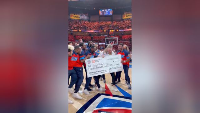 快来沾沾福气！雷霆球迷命中中场投篮获得2万奖金
