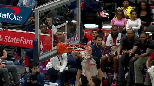 《NBA全场集锦》摧毁一切防守！武克切维奇直奔禁区举火烧天单臂暴扣