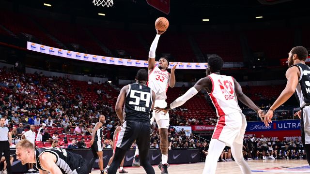 马刺79-76老鹰 卡斯尔缺战 里萨谢12投11分马刺险胜老鹰