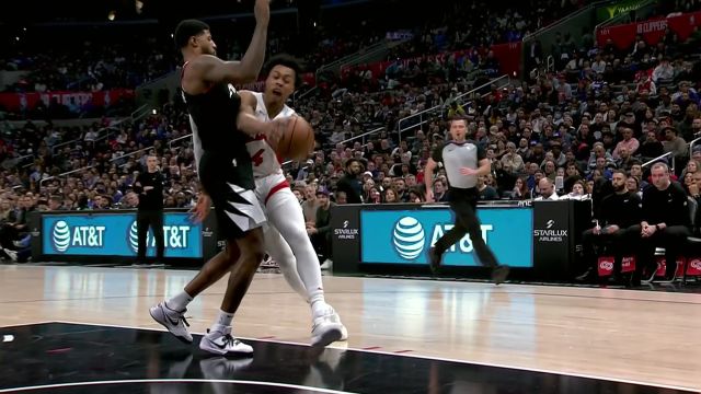 猛龙vs快船五佳球 莱昂纳德洞穿猛龙禁区劈扣炸筐