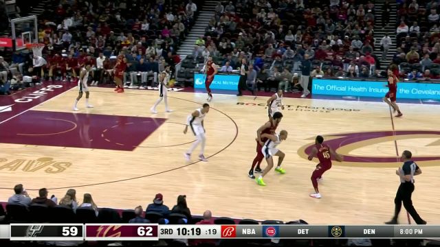 有板儿！随便投！米切尔三分偏出阿伦跟进单臂补扣