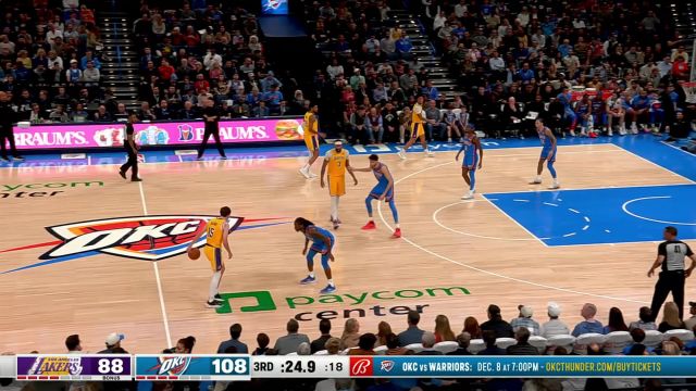 无奈的摇了摇头 浓眉持球雷霆五人立即在禁区形成坚固防线