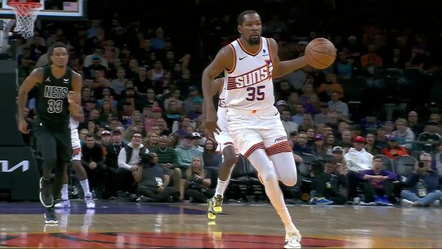 抓住机会打成反击 杜兰特长驱直入挑篮打进