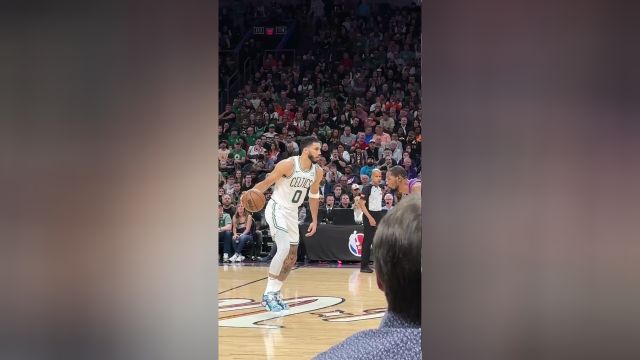 塔图姆耐心寻找机会 开启疾跑无视比尔直冲篮下完成暴扣