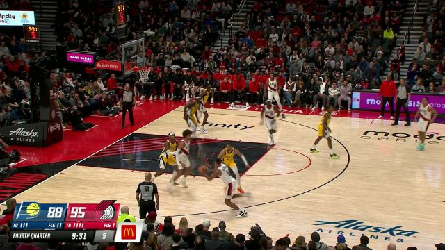 球队主心骨！哈利伯顿风驰电掣滑翔上篮打进还有加罚