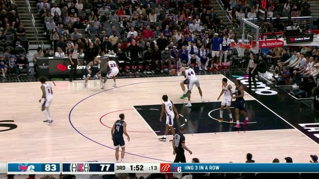 祖巴茨吸引防守突然分球 波士顿空切接球轻松扣进