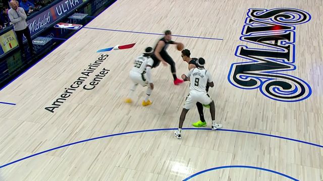 “三7”之间的绝妙连线 东契奇口袋妙传击地助飞鲍威尔