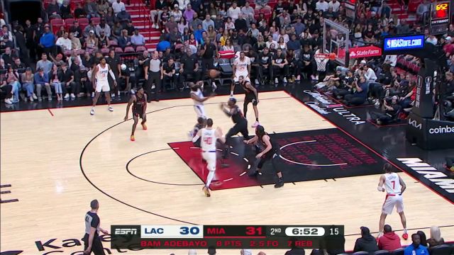 哈登突破分球切到好处 科费底角张弓搭箭轻松命中