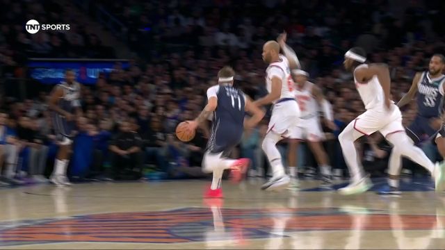 人类传球精华！东契奇脑后长眼风骚背传助鲍威尔吃饼成功