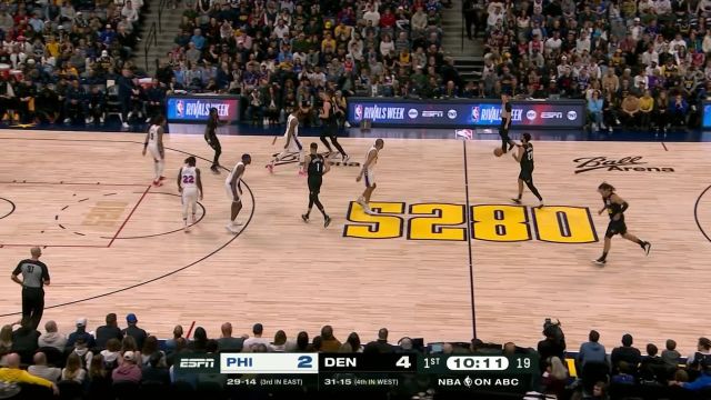 来看看这是谁 恩比德现身球场引起一番躁动