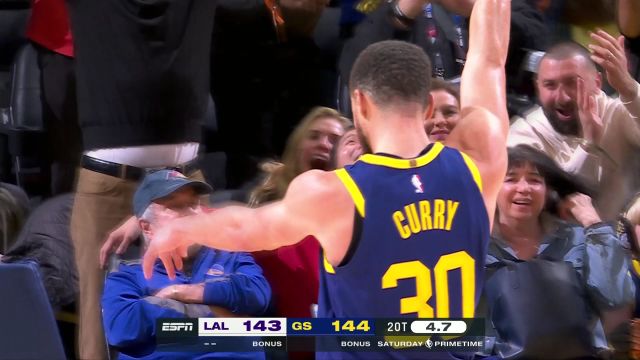 永远可以相信库里的三分！库里弧顶大空位三分接球就投一剑封喉