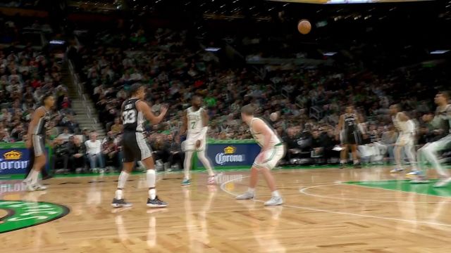 隔扣好戏虽迟但到！文班篮下要球转身暴起 无惧科内特强势重扣得手